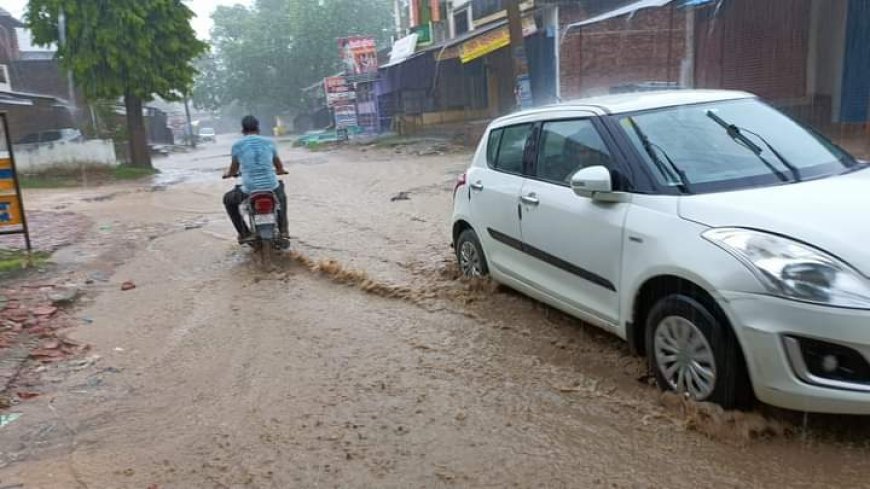 मौसम की पहली बरसात में ही महुली की सड़क नाले में तब्दील : डॉक्टर अख़लाक़ अहमद समाजसेवी