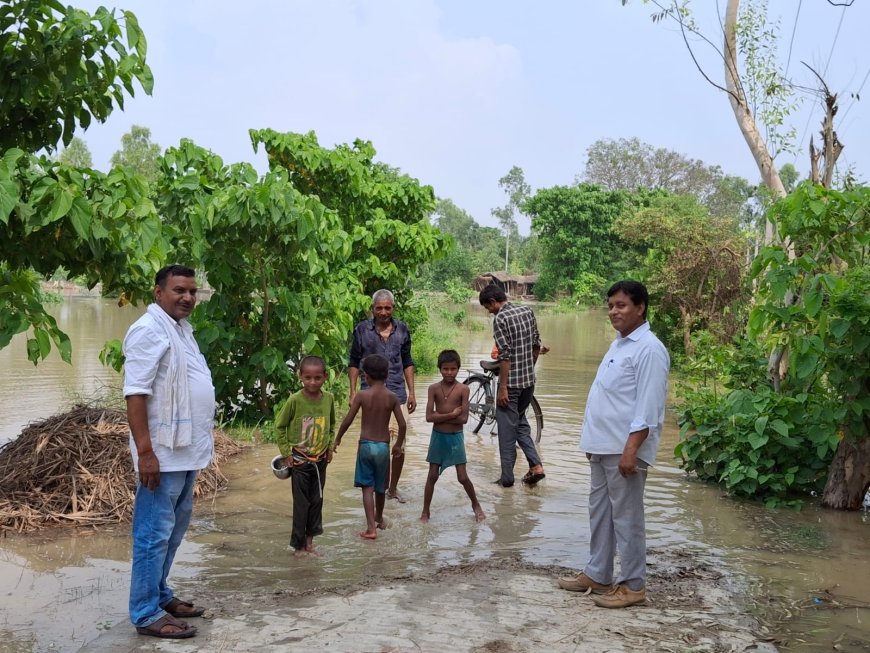 सरयू नदी की बाढ से प्रभावित गांवों का राजस्व, ब्लाक, स्वास्थ्य विभाग के अधिकारी कर्मचारी गांवों में पंहुच कर निरीक्षण किया