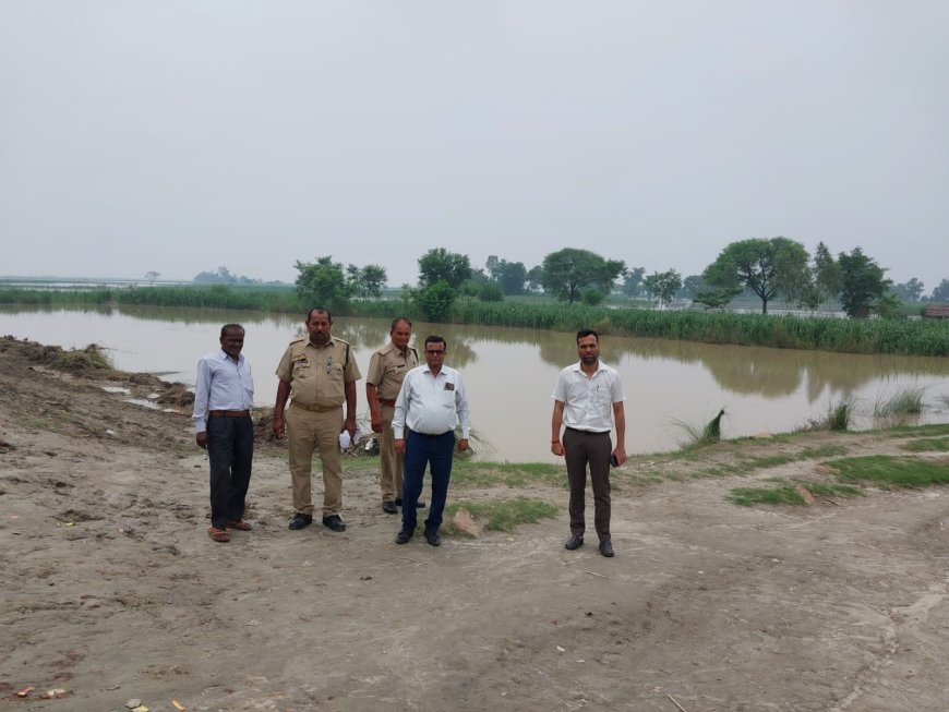 एस डी एम सिरौलीगौसपुर आनन्द तिवारी नायब तहसीलदार दिनेश कुमार पाण्डेय श्वेताभ सिंह राजस्व टीम के साथ बाढ प्रभावित गांवों एवं बाढ चौकियों का निरीक्षण किया