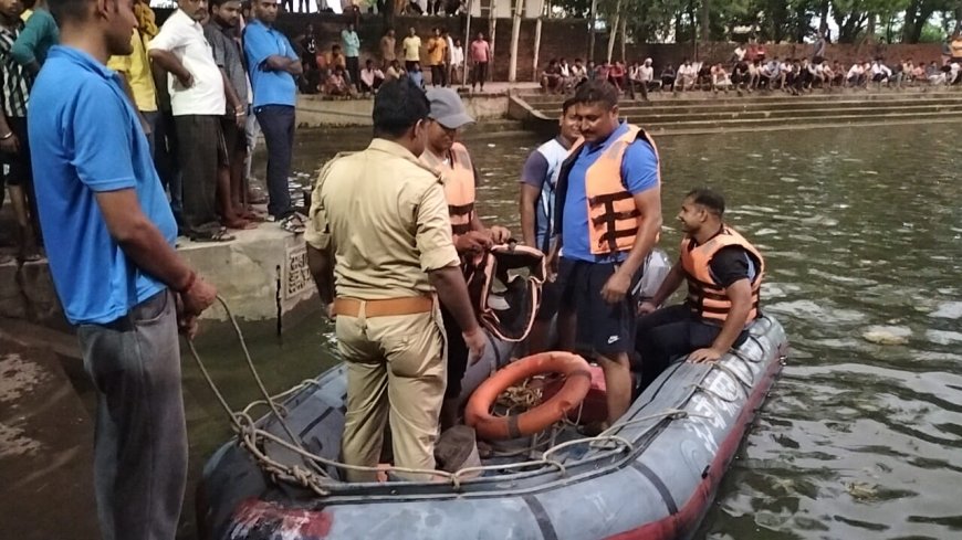 लोगो को नहाते देख उत्साह होकर लगाई तालाब मे छलांग, डूबने की आशंका