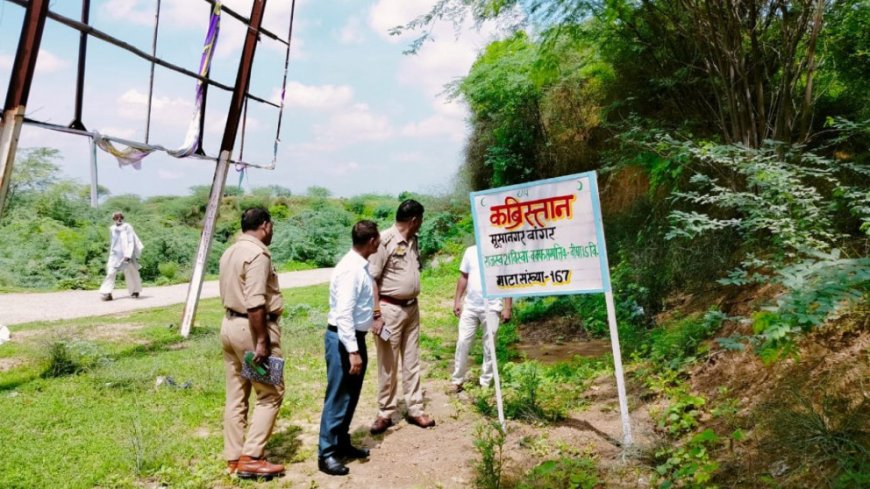 नगर पंचायत व मंदिर की जमीन पर वक्फ संपत्ति का बोर्ड लगाने पर आक्रोश