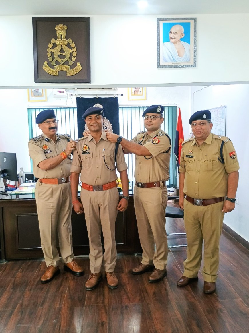 क्षेत्राधिकारी नगर, मीरजापुर को अपर पुलिस अधीक्षक पद पर पदोन्नत होने पर, पद प्रतीक अशोक स्तम्भ लगाकर दी गई शुभकामनाएं