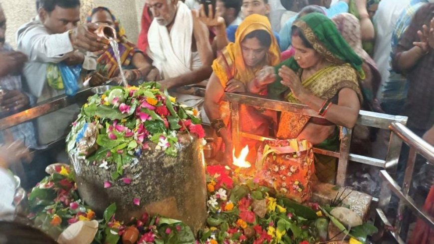 सावन के दूसरे सोमवार में हर-हर बम बम के जयकारों के साथ मंदिरों में उमड़े भक्त