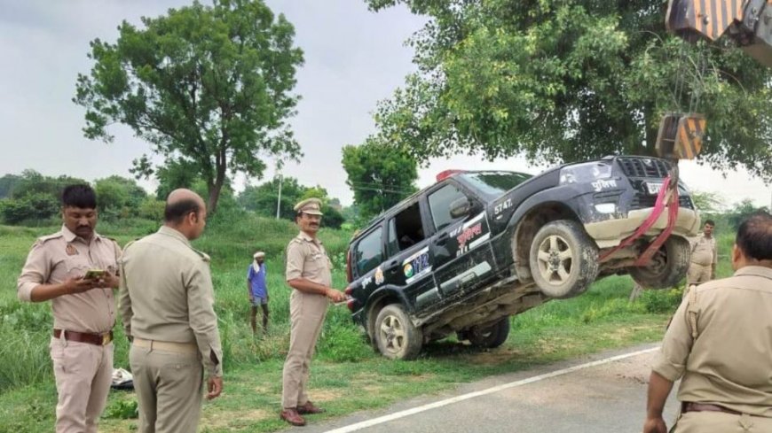 खड्डे में गिरी पीआरवी तीन पुलिस कर्मी घायल