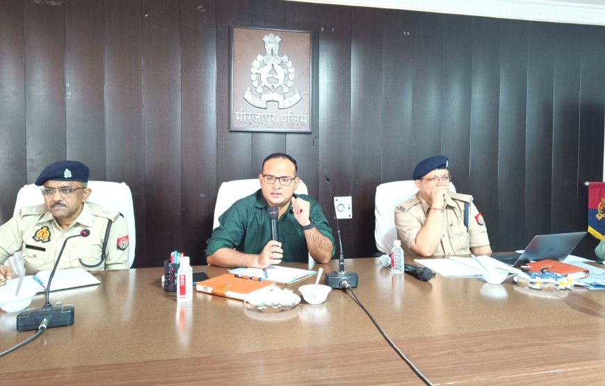 उत्तर प्रदेश पुलिस आरक्षी भर्ती लिखित परीक्षा-2023 को निष्पक्ष, पारदर्शी व शुचितापूर्ण ढंग से संपन्न कराये जाने के दृष्टिगत पुलिस अधीक्षक मीरजापुर द्वारा ड्यूटी में लगे अधिकारी/कर्मचारीगण व केन्द्र व्यवस्थापक को किया गया ब्रीफ—