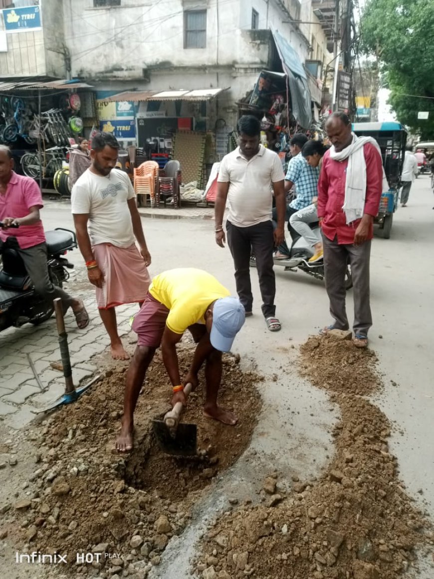 सभासद द्वारा जल कल विभाग के अधिकारी व कर्मचारियों ने साथ खड़े होकर के दो जगहों पर खुदाई करवाकर निरीक्षण करवाया