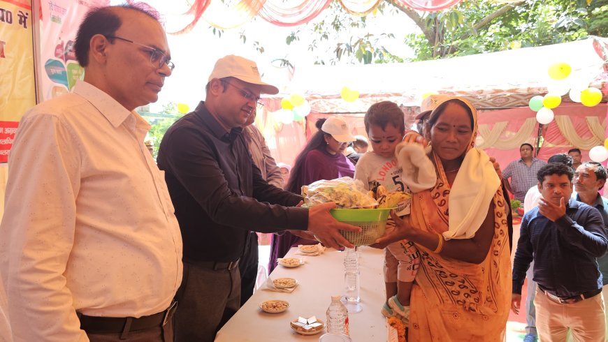 पोषण माह का डीएम ने थारू ग्राम चंदनपुर से किया शुभारंभ