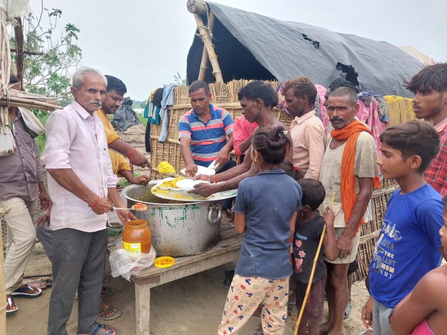 बाढ पीड़ित परिवारों को भोजन तथा बच्चों को विस्किट किया  वितरित