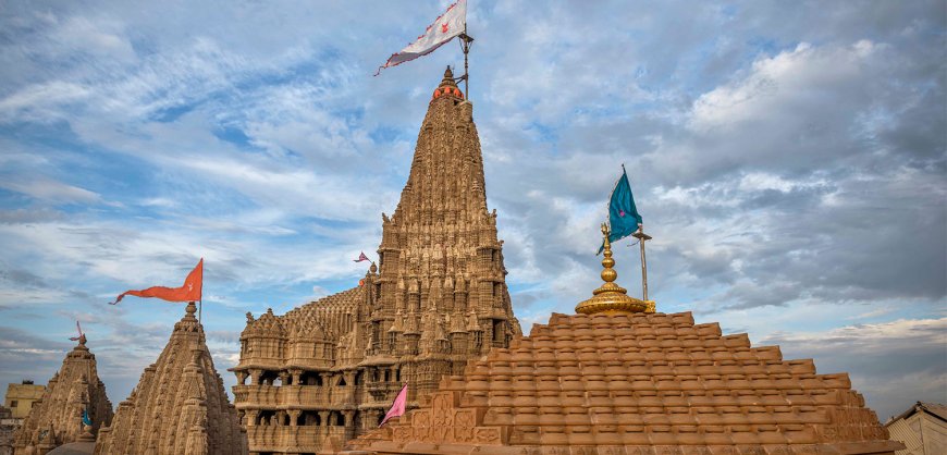 द्वारका के इस मंदिर में अपने पुत्र के साथ विराजमान हैं हनुमान जी, आप भी कर आएं दर्शन