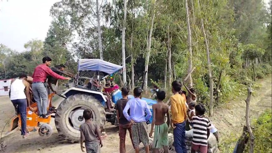 माइनर मे गिरा ट्रैक्टर ट्राली ट्रैकटर चालक ने कूद कर बचाई अपनी जान