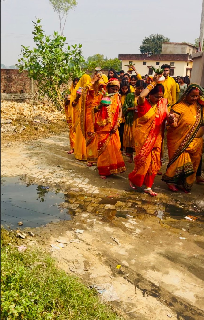 सड़क पर बह रहा प्राइमरी स्कूल के नाले का गंदा पानी, स्कूली बच्चे और ग्रामीणों को परेशानी