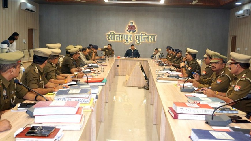 पुलिस अधीक्षक सीतापुर श्री चक्रेश मिश्रा द्वारा पुलिस लाइन स्थित महर्षि दधीचि सभागार में जनपद के समस्त राजपत्रित अधिकारियों एवं थाना/शाखा प्रभारियों की गोष्ठी आहूत की गयी