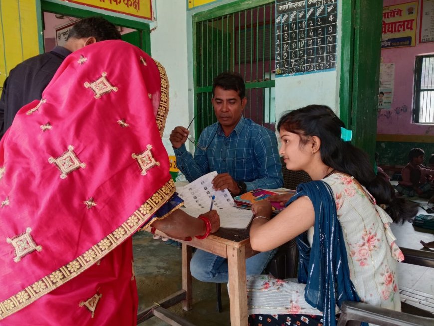 क्षेत्र के बूथों पर बी एल ओ द्वारा मतदाता सूची दिखाई गंयी