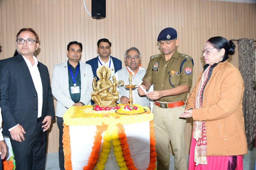 संविधान दिवस पर एसपी ने स्वायत्तशासी राजकीय मेडीकल कालेज, प्रतिभाग कर भारत के संविधान की प्रस्तावना में उल्लिखित मौलिक अधिकार मौलिक कर्तव्य, विधायिका की संरचना आदि के सम्बन्ध में विस्तृत रूप से अवगत कराते हुए संविधान में निहित मूल्यों और आदर्शों की शपथ दिलाई।