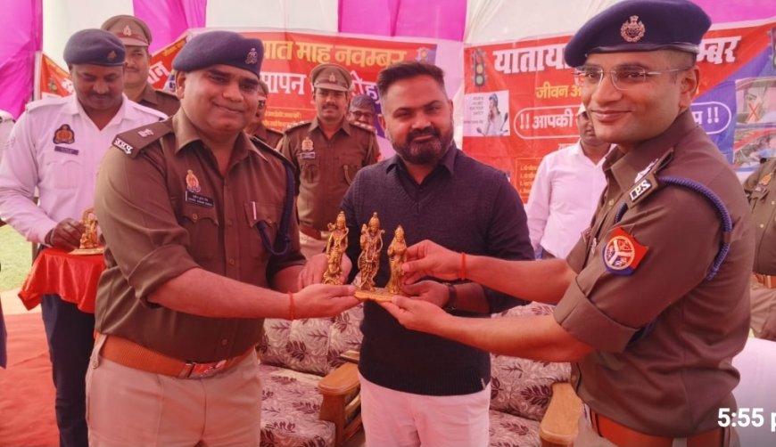 डीएम व एसपी द्वारा संयुक्त रुप से रिजर्व पुलिस लाईन में किया गया यातायात जागरूकता माह का समापन