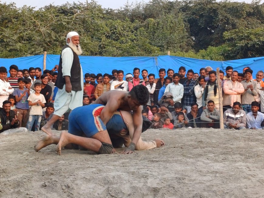 मेलामहोत्सव के विराट एकता दंगल में हो रही दंगल प्रतियोगिता में पहुंचकर दर्शक उठा रहे लुफ्त