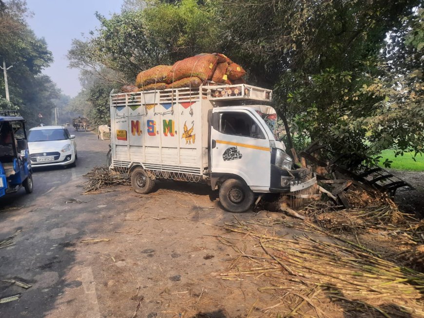 तेज रफ्तार अनियंत्रित पिकप ने गन्ना भरे डनलप में पीछे से ठोकर