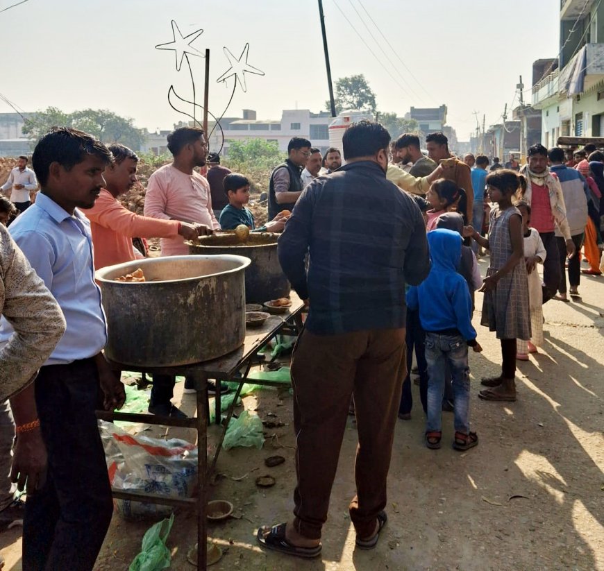 बिल्सी के काली मंदिर पर हुआ भंडारा, प्रसाद को उमड़ी भीड़