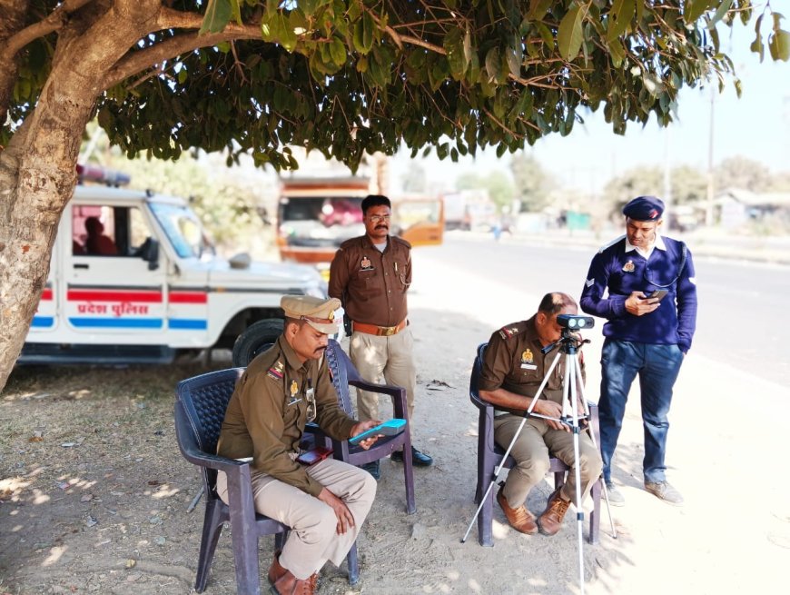 यातायात पुलिस ने हाइवे पर स्पीड रडार गन से वाहनों की जांच।