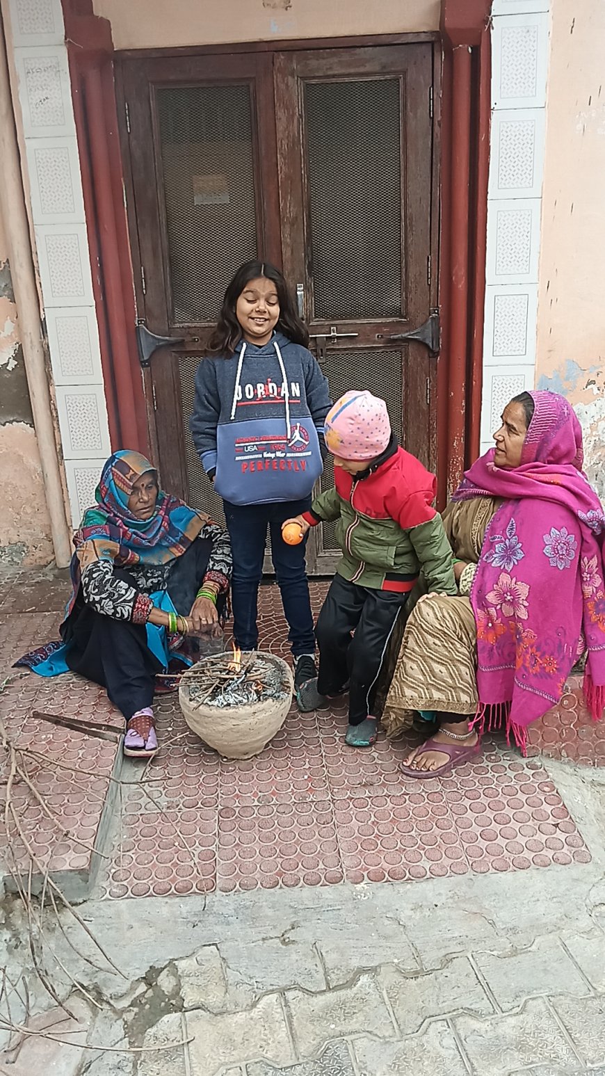 कोहरे और ठंड से ताप रहे धर्म नगरी के लोग