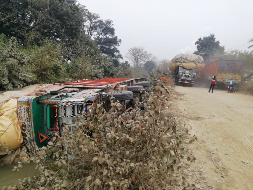 बैगास भरा ओवरलोड ट्रक अनियंत्रित होकर नहर में पलट गया