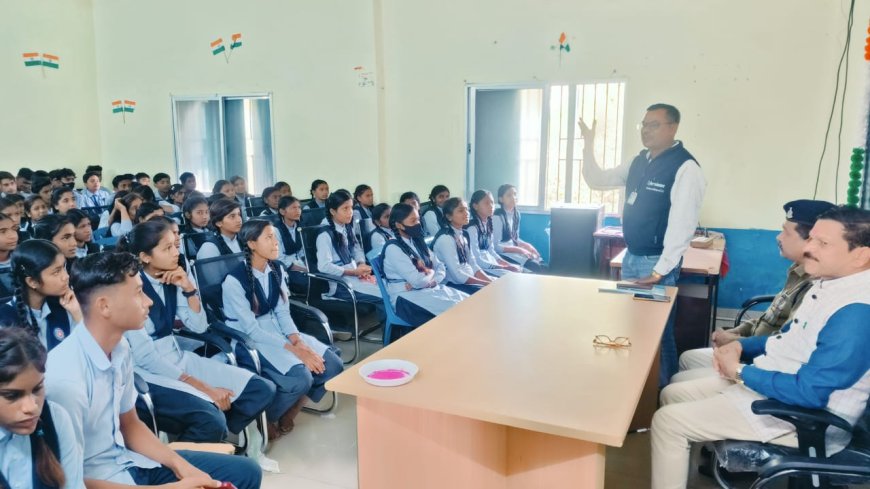 सुरक्षा व अपराध एवं यातायात नियमों के बारे में शास उच्चतर माध्यमिक विद्यालय रोंहासी अभियान चलाया गया। को