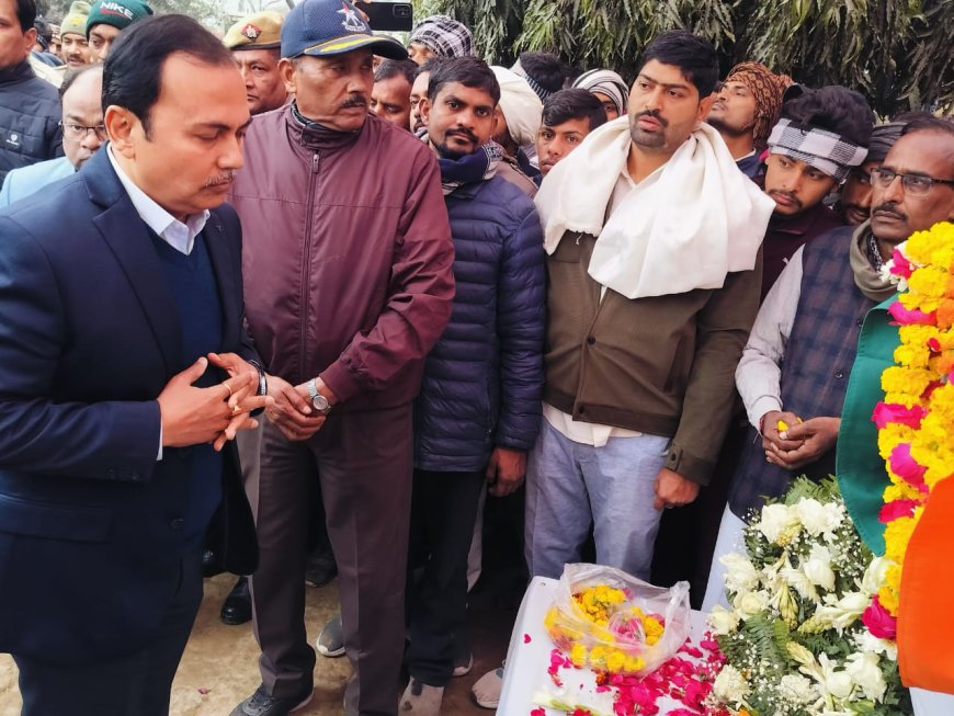 जनप्रतिनिधिगणों व जिलाधिकारी ने शहीद डिप्टी कमांडेंट सुधीर यादव  को श्रद्धांजलि अर्पित की