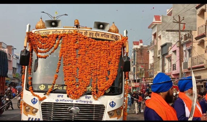 गुरुगोविंद सिंह के प्रकाशोत्सव पर गुरुद्वारे से हरगांव मुख्य मार्ग पर निकाली गई