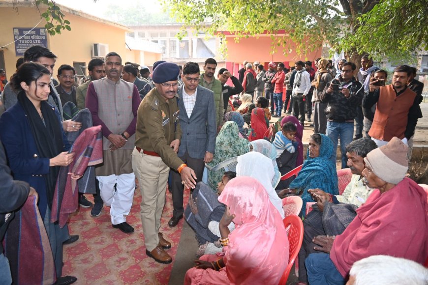 आज पौष मास की पूर्णिमा के अवसर पर विधायक मऊ/ मानिकपुर,जिलाधिकारी, पुलिस अधीक्षक  द्वारा तहसील सभागार में कंबल वितरित किए गए।