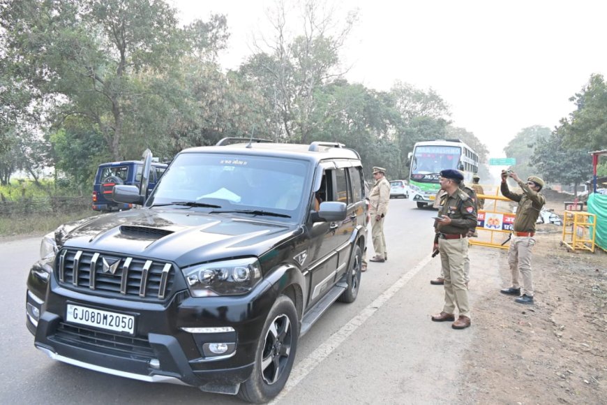 पुलिस अधीक्षक चित्रकूट द्वारा आगामी महाकुंभ के दृष्टिगत अंतर्जनपदीय मुरका बॉर्डर थाना बरगढ़ में सघन चेकिंग की गई।