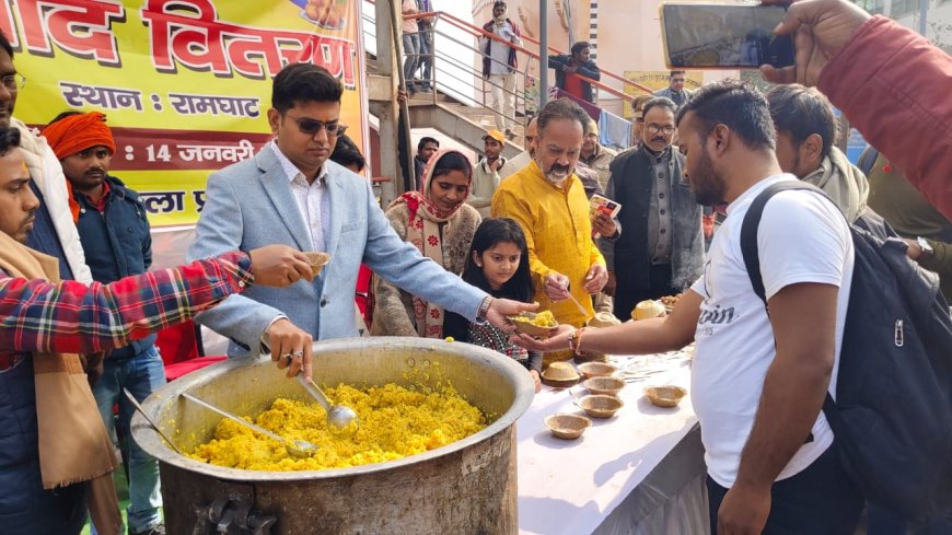 जिलाधिकारी शिवशरणप्पा जी एन एवं चिकित्साधिकारी डॉ तनुषा टी आर ने आज मकर संक्रांति के शुभ अवसर पर तीर्थ क्षेत्र भगवान श्री राम की तपोस्थली चित्रकूट में आए श्रद्धालुओं को खिचड़ी वितरण किया ।