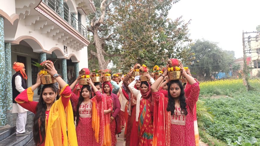 भदोही के भानपुर में नूतन गृह प्रवेश के मौके पर निकाली गई भव्य कलश यात्रा