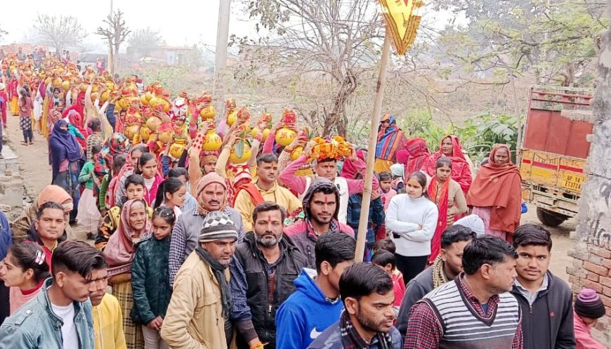 पिंडौल में कथा से पहले महिलाओं ने निकाली कलश यात्रा