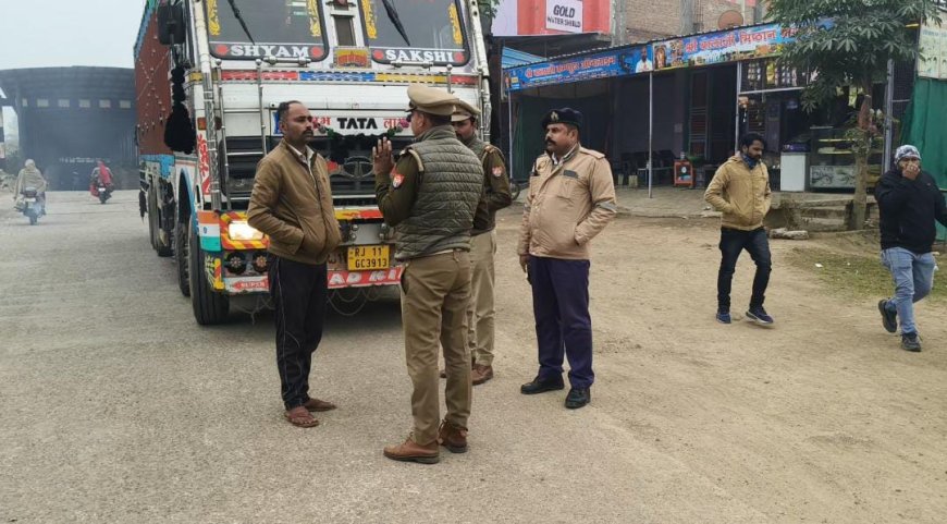 यातायात पुलिस ललितपुर द्वारा NH-44 हाइवे पर ओवर स्पीड और  शहर के प्रमुख चौराहों तिराहों ब्लैक फिल्म दो पहिया वाहन पर तीन सवारी, बिना सीट बेल्ट,लेन ड्राइविंगआदि के खिलाफ चलाया गया अभियान