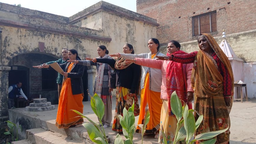 भदोही में सड़क सुरक्षा जागरूकता कार्यक्रम के तहत छात्राओं ने बनाई मानव श्रृंखला