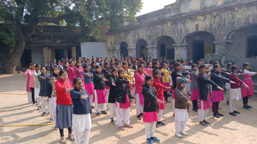 भदोही में सड़क सुरक्षा जागरूकता कार्यक्रम के तहत छात्राओं ने बनाई मानव श्रृंखला