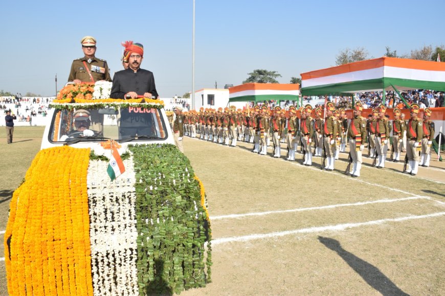 गणतंत्र दिवस समारोह पूरे जिले में हर्षोल्लास से मनाया गया कलेक्टर श्री शुक्ला ने ध्वजारोहण कर ली परेड की सलामी गणतंत्र दिवस में आन-बान शान से लहराया तिरंगा