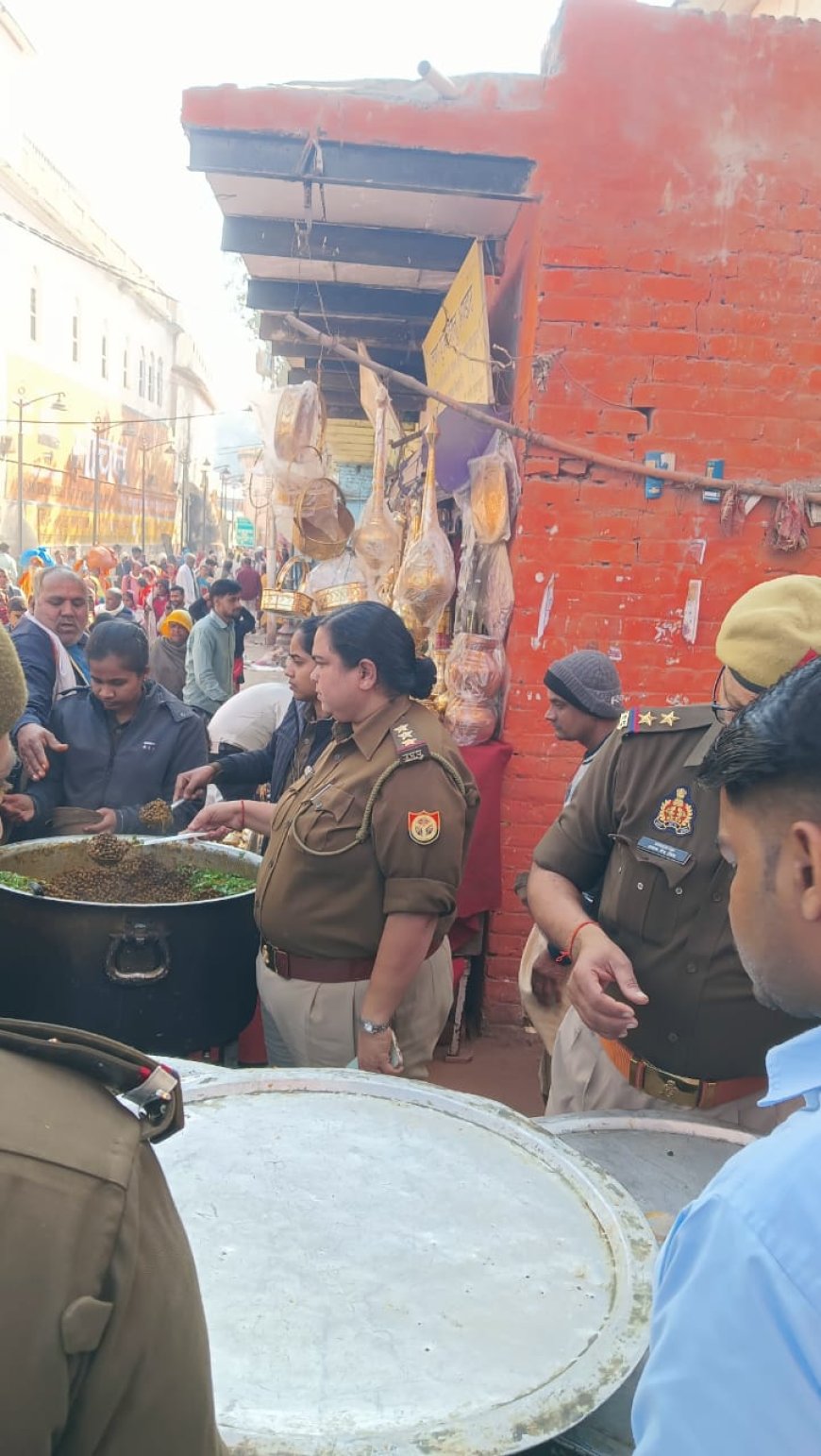 चित्रकूट पुलिस ने मौनी अमावस्या मेले मे आये हुये श्रद्धालुओं को हल्का नाश्ता वितरित किया गया।