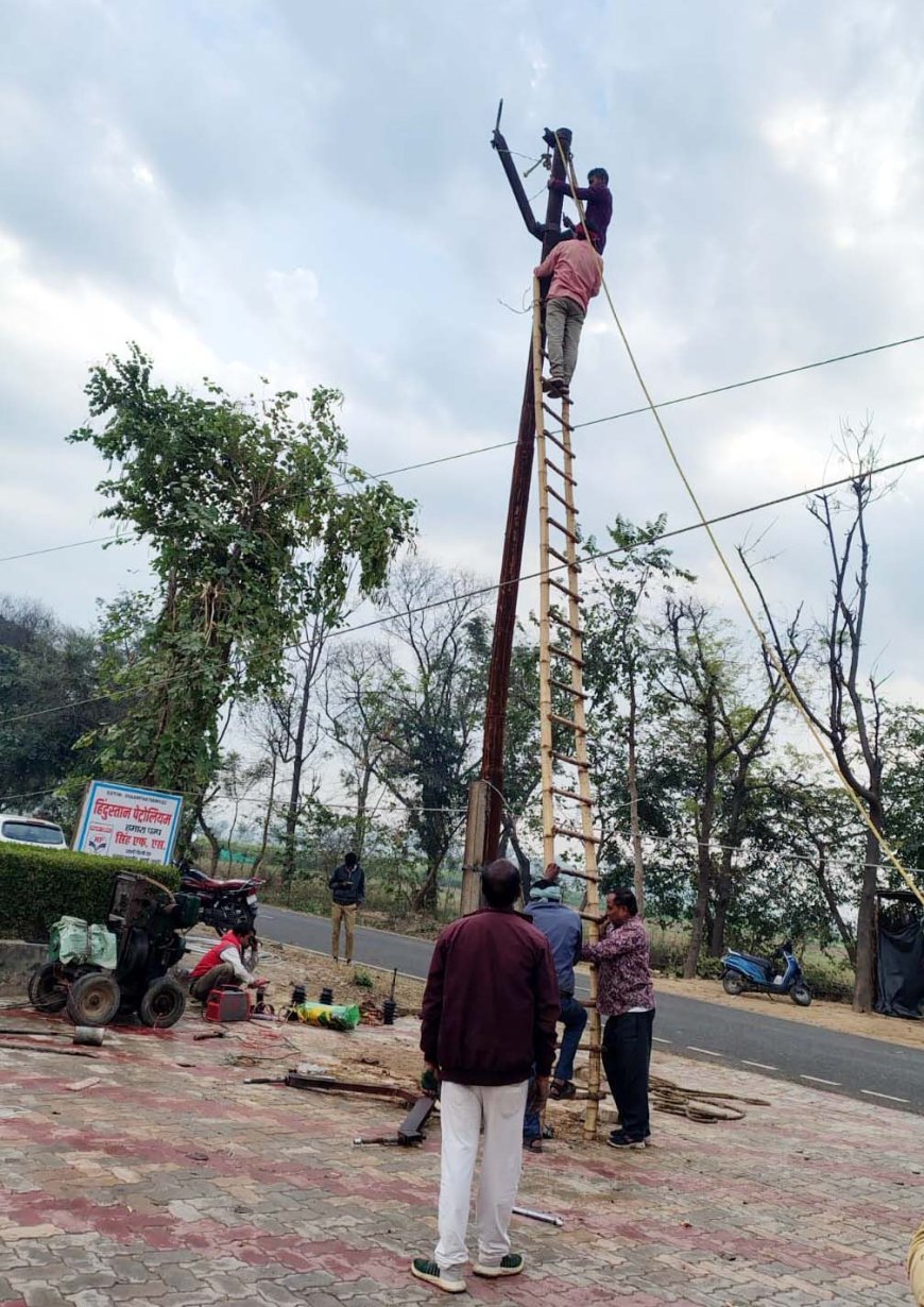 ट्रक ने पोल तोड़ा, लाइन हुई क्षतिग्रस्त, 15 घंटे ठप बिजली