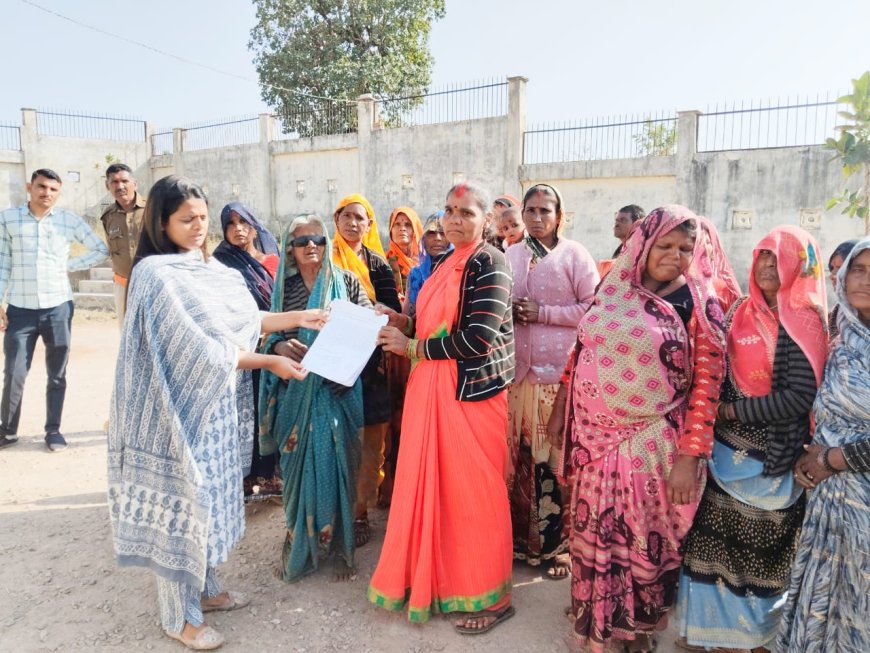 देसी शराब दुकान बंद कराने की मांग को लेकर उप जिलाधिकारी को ग्रामीणों ने सौंपा ज्ञापन