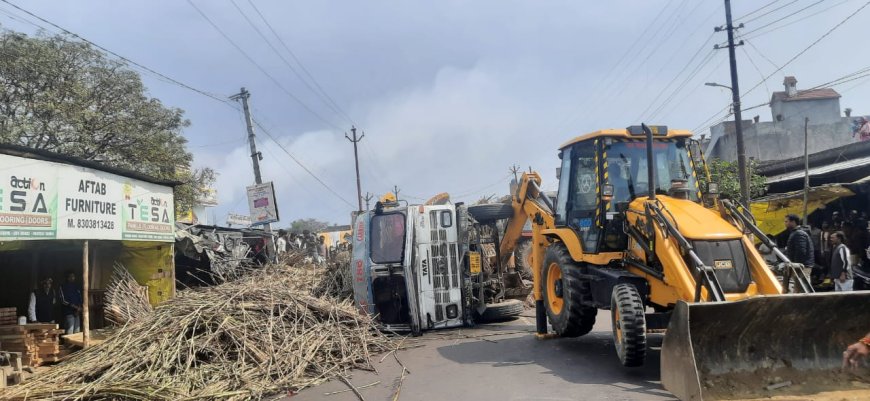 संभागीय परिवहन की लापरवाही के चलते हरगांव में ओवरहेड गन्ना भरा ट्रक आटो पर पलटा  दो मरे एक घायल