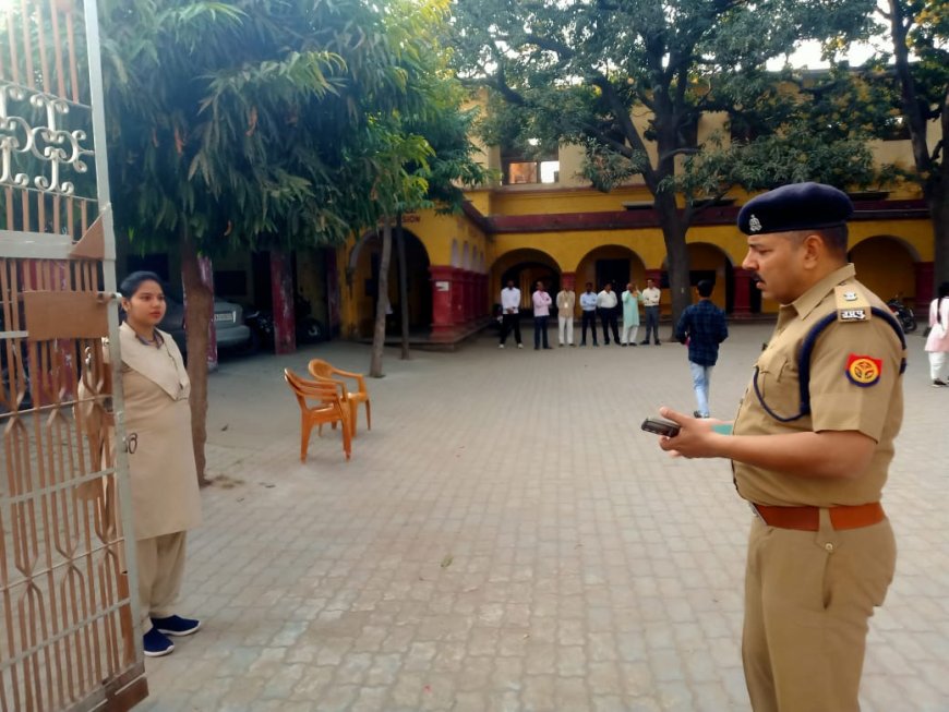 अपर पुलिस अधीक्षक चित्रकूट द्वारा यूपी बोर्ड की चल रही परीक्षा के परीक्षा केन्द्र चित्रकूट इण्टर कालेज कर्वी का भ्रमण कर किया औचक निरीक्षण।