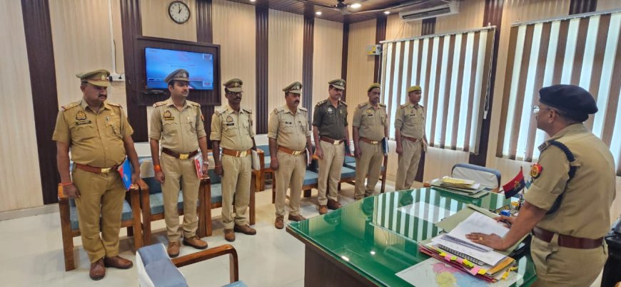 पुलिस अधीक्षक चित्रकूट द्वारा पुलिस कार्यालय के अपने चैम्बर में अधिक संख्या में लम्बित विवेचना से सम्बन्धित समस्त थानों के विवेचकों का का अर्दली रूम किया गया।