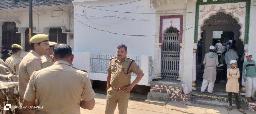 अपर पुलिस अधीक्षक द्वारा होली त्यौहार व जुमा की नमाज को सकुशल सम्पन्न कराये जाने के दृष्टिगत कर्वी शहर के पुरानी कोतवाली,तरौहा,बड़ी मस्जिद,छोटी मस्जिद एवं काली देवी चौराहा आदि क्षेत्र का भ्रमण कर सुरक्षा व्यवस्था का जायजा लिया।