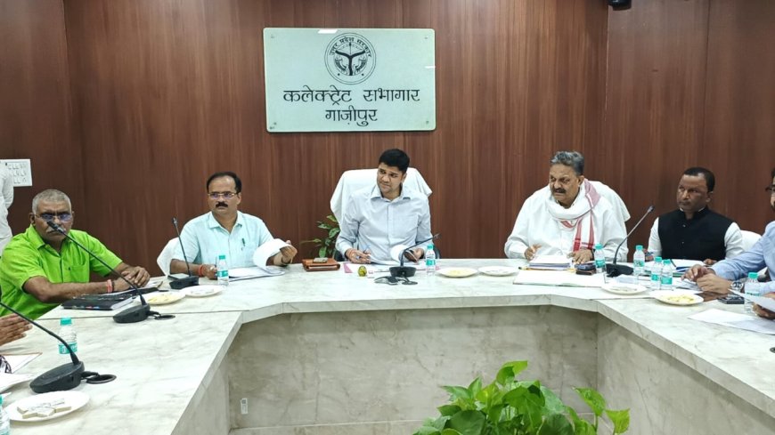 जिलाधिकारी की अध्यक्षता में सड़क एवं पुलों को लेकर सांसद एवं विधायकों संग हुआ बैठक