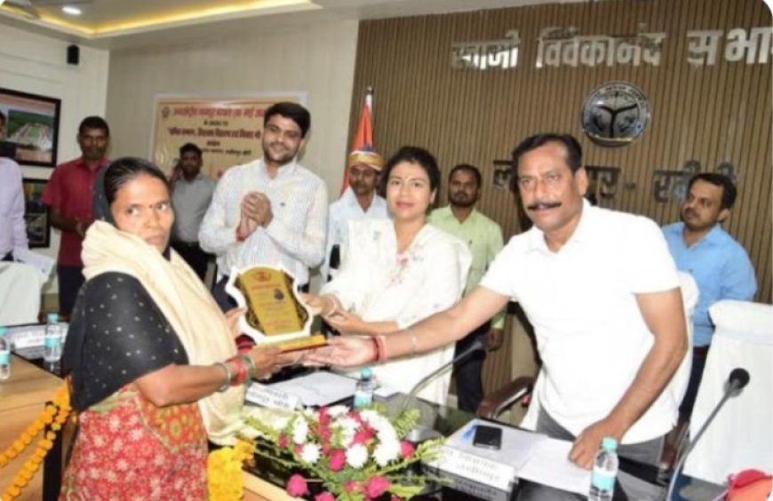 डीएम खीरी दुर्गा शक्ति नागपाल ने अंतर्राष्ट्रीय श्रमिक दिवस पर श्रमिकों को किया सम्मानित