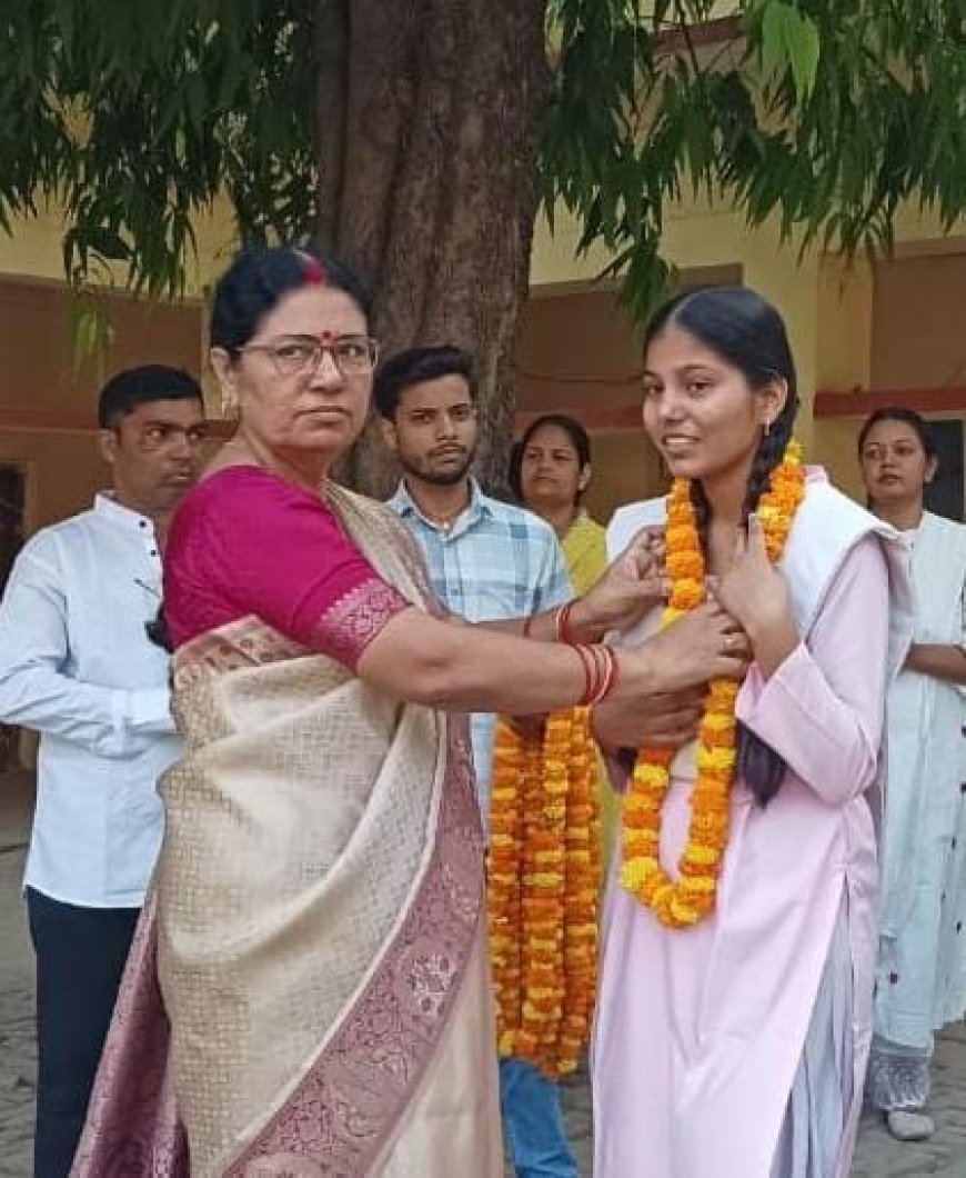 जिले में सातवाँ स्थान प्राप्त करने पर प्रज्ञा को विद्यालय परिवार ने किया सम्मानित