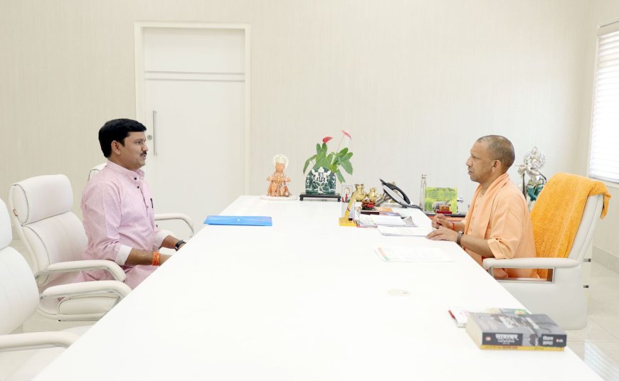 योगी आदित्यनाथ से मिलकर भाजपा के वरिष्ठ नेता सत्यपाल पाल ने संत कबीर नगर के चौमुखी विकास को लेकर किया निवेदन