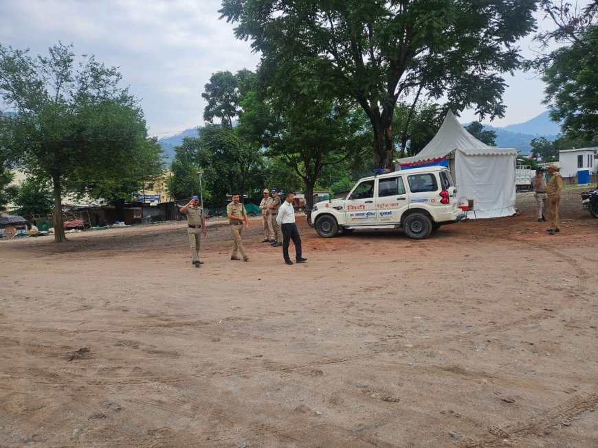 पौड़ी पुलिस ने श्रीनगर में चार धाम हेतु बनाई गयी पार्किंग/हॉल्टिंग एरिया से हटाया अवैध अतिक्रमण।