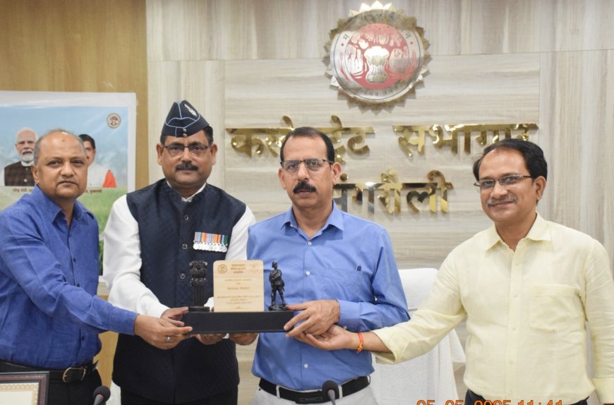 शसस्त्र सेना झण्डा दिवस की राशि लक्ष्य से अधिक जमा करने पर महामाहिम राज्यपाल ने कलेक्टर को प्रशंसा पत्र एवं शील्ड देकर किया सम्मानित